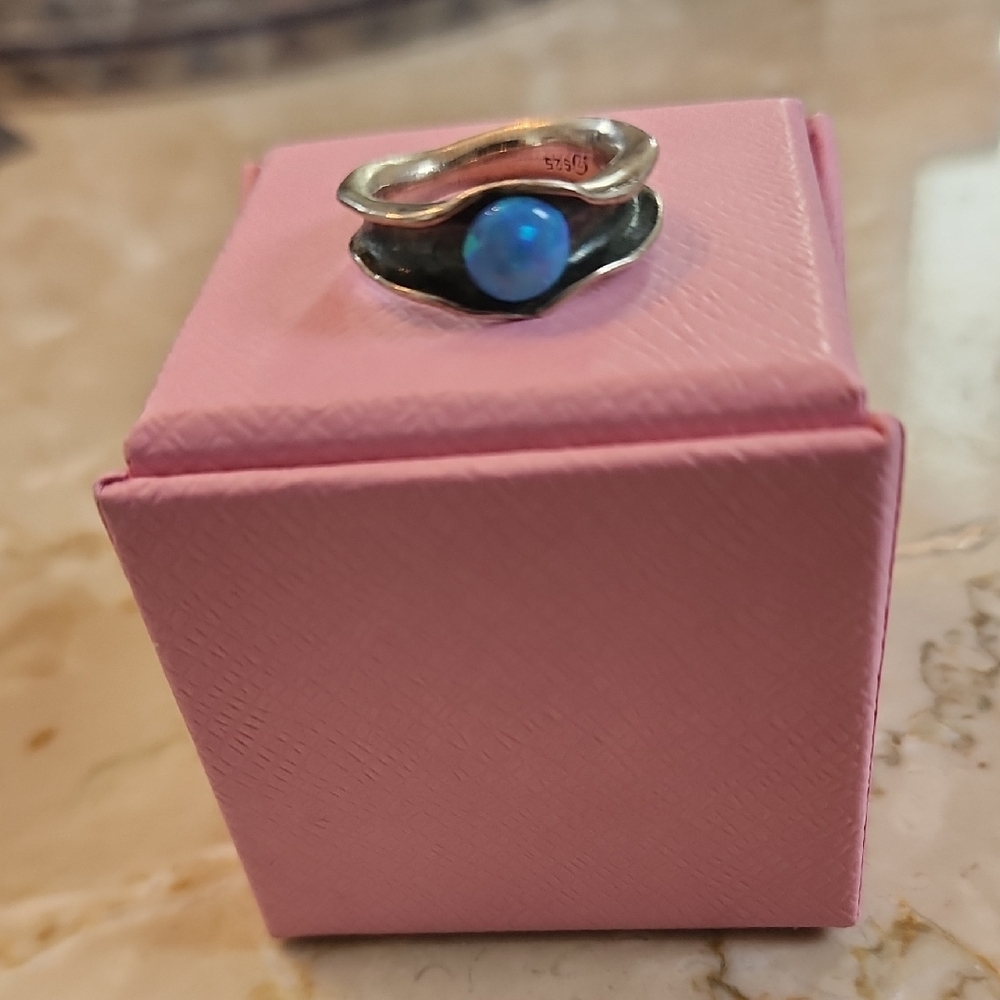 Elegant Silver Ring with Opal Size 7.5